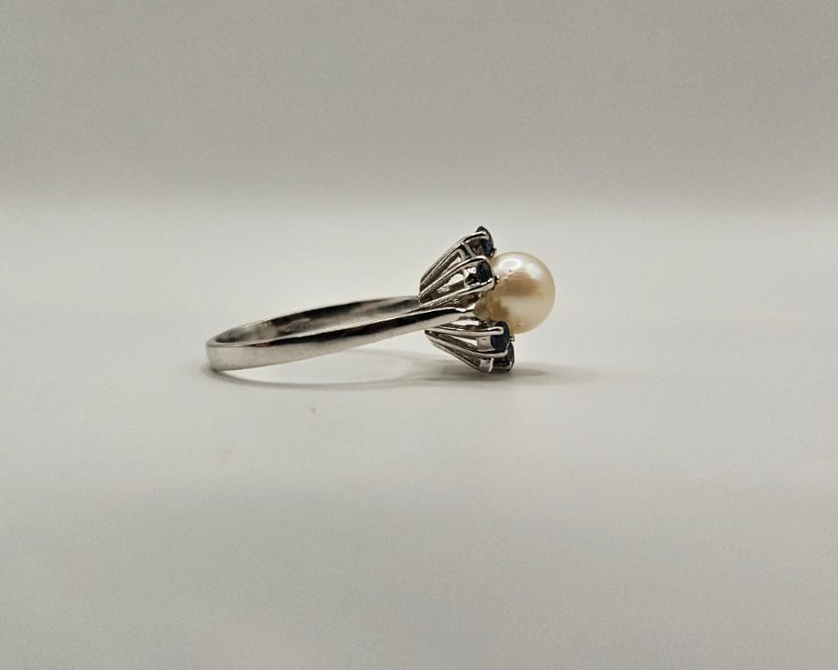 Bague ancienne en or blanc 14 ct, perle et saphirs naturels — Italie, XXᵉ siècle